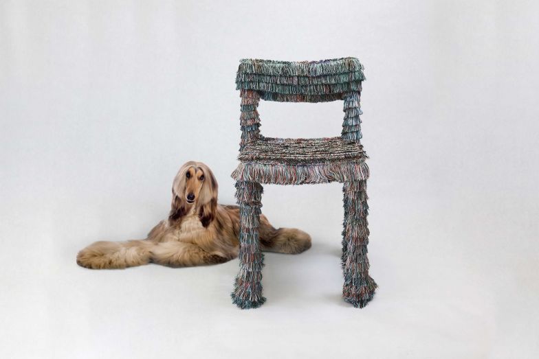 Für die französische Stiftung «La Source» gestaltete Elise Fouin einen Stuhl von Artek um – mit Produktionsabfällen aus der Teppichmanufaktur Jules Pansu. Die Versteigerung des Einzelstücks im Herbst 2022 erbrachte mehr als 2000 Euro für benachteiligte Kinder und Jugendliche.