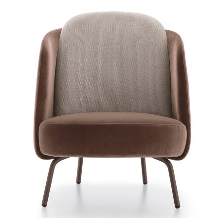 Sich zurückzuziehen, lesen, entspannen: Der feine Velour von Sessel «Lucia» umfängt seinen Besitzer wie eine weiche Umarmung und verleiht dem Wohnzimmer eine gewisse Anmut. Ditre Italia.