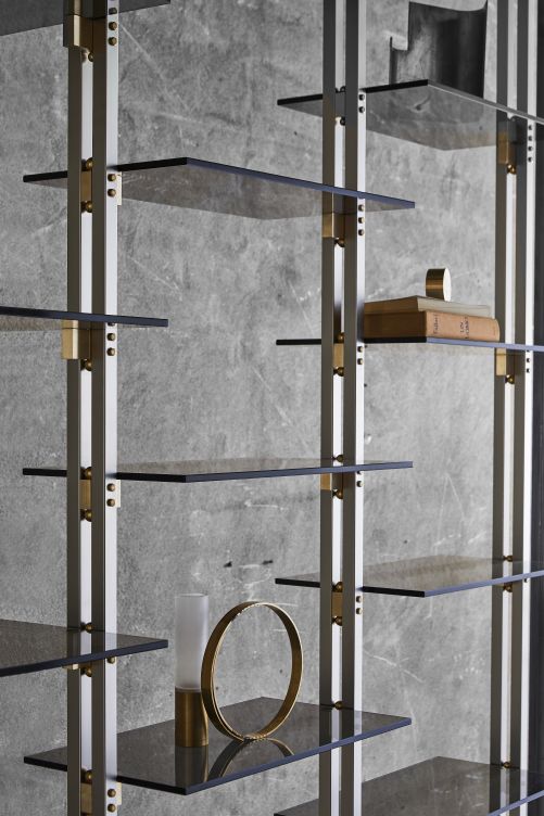 Das raumhohe, modulare Bücherregal «Marianne» spielt mit Art déco-Elementen in Form von dekorativen Messingdetails und erinnert doch auch an die 1950er-Jahre. Sein Name ist eine Hommage an Bauhäuslerin Marianne Brandt. Mingardo.