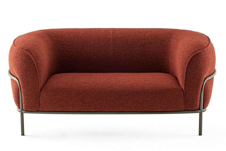 Der einladende Sessel «Sophie» war Federica Biasis Visitenkarte an der Maison & Objet 2018, wo sie als eines von sechs jungen, italienischen Designtalenten ausstellen ­durfte. Am Salone del Mobile 2019 ist das Sofa hinzugekommen. Gallotti & Radice
