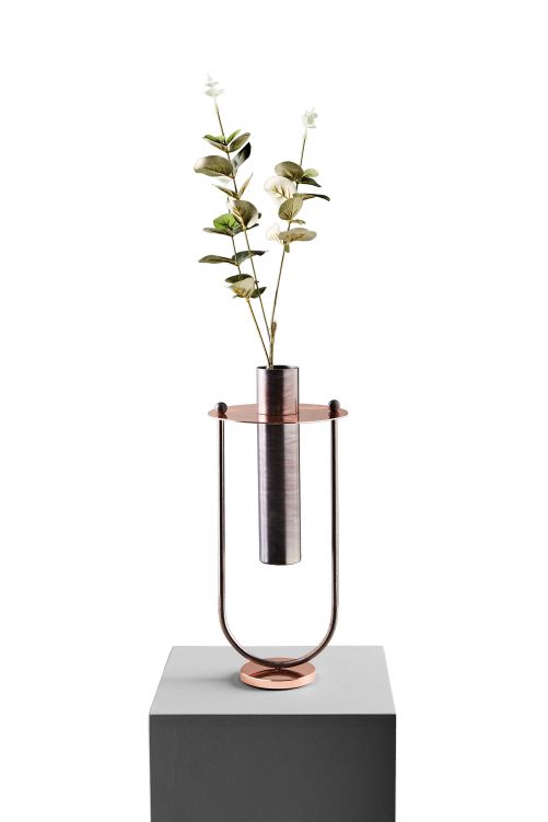 «Elettra» spielt mit dem Blau und dem Kupfer des Metalls. Auf einem Sockel wirkt das ausgewogene, handgefertigte Stück fast wie eine Skulptur. Mingardo.