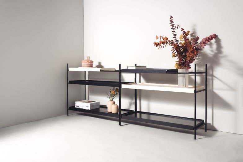 Das «Tray Shelf» von Woud gehört zu Hanne Willmanns Lieblingen: Die Regalböden sind unterschiedlich lang und lassen sich verschieben, so dass auch mal mehr Platz nach oben bleibt, zum Beispiel für grössere Bücher oder einen schönen Blumenstrauss. Foto: Thomas Wiuf