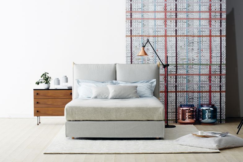 Irgendwann wünscht sich wohl jeder so ein Bett. «Someday» war Hanne Willmanns erste Arbeit für die Bettenmanufaktur Schramm – und sie verrät: Würde sie als Möbelstück wiedergeboren, dann wäre sie gern ein Bett. Was für eines, ist ja wohl klar.