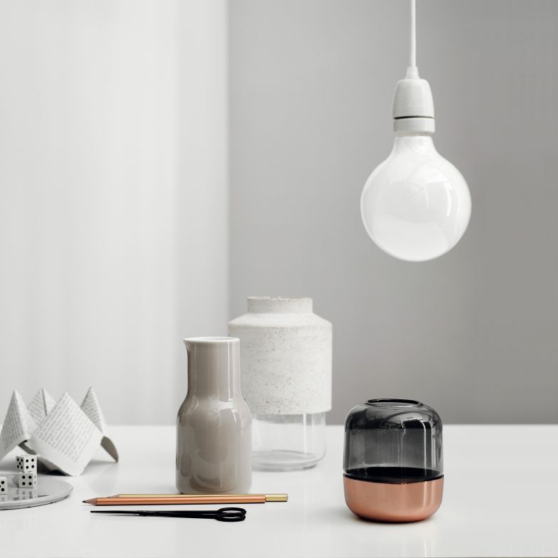 Die «Willmann Vase» aus Beton und Glas dient als Sinnbild für die Designerin selbst: Mit Verve nimmt sie zarte wie opulente Sträusse auf und zeigt dabei immer, dass man die Dinge ruhig auch mal andersherum betrachten kann. Menu.