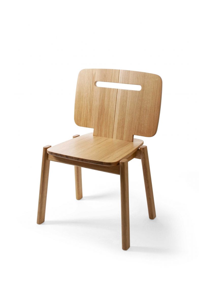 Der klassische Stabellenstuhl stand Pate für diese Neuentwicklung. Die Designerin behielt die Technik der Verbindungen bei, gestaltete die Sitzfläche und Lehne aber so, dass man auch gerne mal länger Platz nimmt.