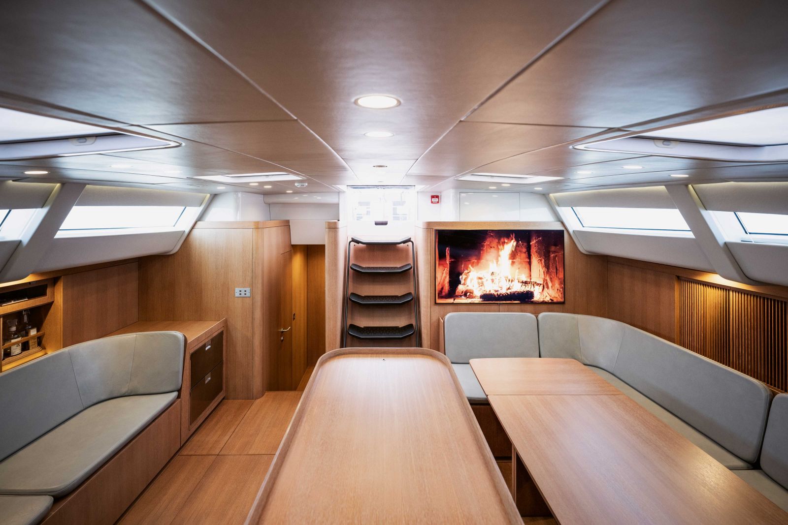 Der Auftrag, den Innenausbau einer Segelyacht komplett neu zu gestalten, forderte Laure Krayenbühl in vielfältiger Weise. Sie gestaltete Möbelstücke, die leicht wirken und zugleich robust sind und viel versteckten Stauraum bieten. Foto: Simon B. Opladen.