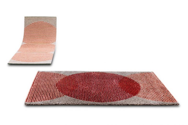 Die Wechselwirkung von geriffeltem Glas, Licht und Wasser inspirierte die Designerin zur Teppichserie mit Namen «Diffract Rugs». Gefertigt werden sie aus Wolle und Leinen, sie sind momentan auf Anfrage erhältlich. Foto: Maya Wipf & Daniele Kaehr.