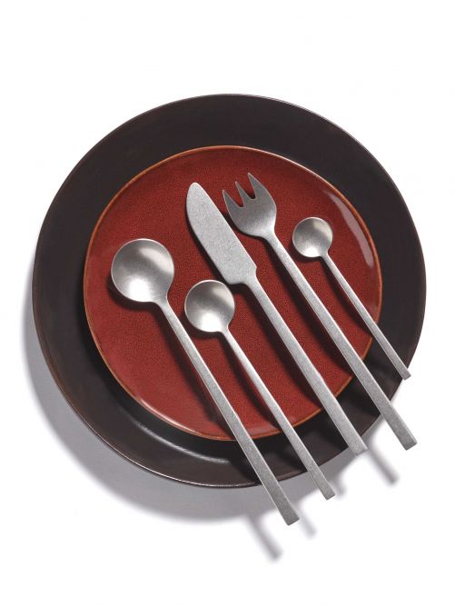 Als Ergänzung zu ihrem Service hat die Designerin fünf Basis-Besteckteile entworfen. Gabel, Löffel, Schöpfkelle, Messer und Kaffeelöffel aus Edelstahl hat sie bewusst schlicht gehalten, um die Verspieltheit des Geschirrs auszugleichen.