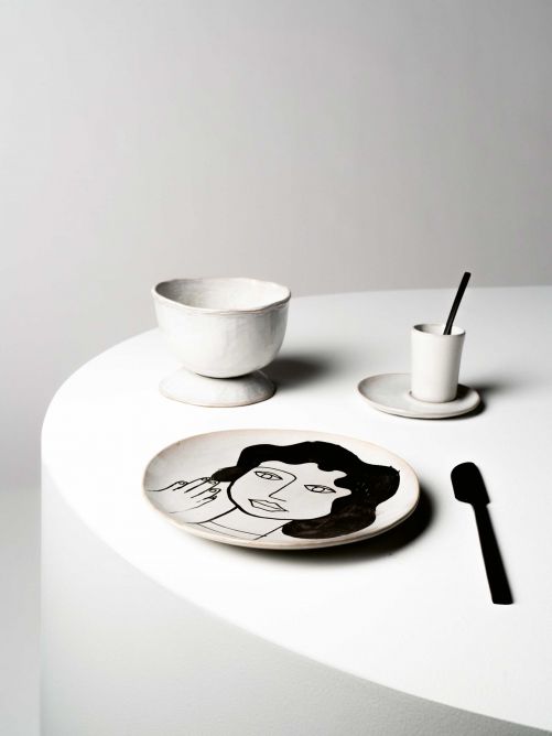 Ein Konterfei nach Art von Picasso mit modischer Wasserwelle: Die Designerin widmet ihre erste Geschirrserie ihrer Grossmutter und bildet sie auch auf einem der Teller ab.