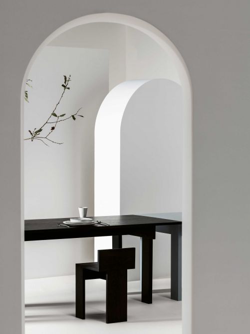 Inspiriert von robusten Klostertischen ist Tisch «Jeanne» aus zertifizierter Eiche gefertigt. Das modulare System umfasst rechteckige Formen, quadratische sowie halbrunde. Die einzelnen Teile können zu einer grossen Tafel kombiniert werden, aber auch einzeln als Konsole an der Wand stehen.