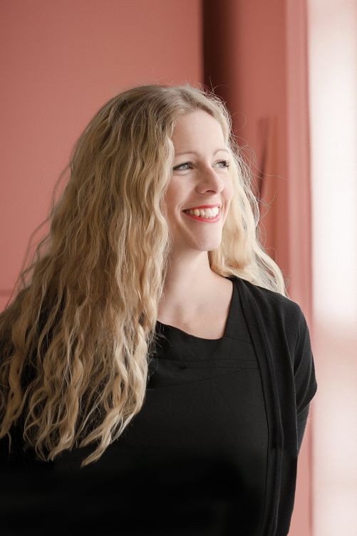 Nina Mair studierte Architektur in Innsbruck und Florenz und führt seit 2012 ihr eigenes Studio in ihrer Tiroler Heimat.