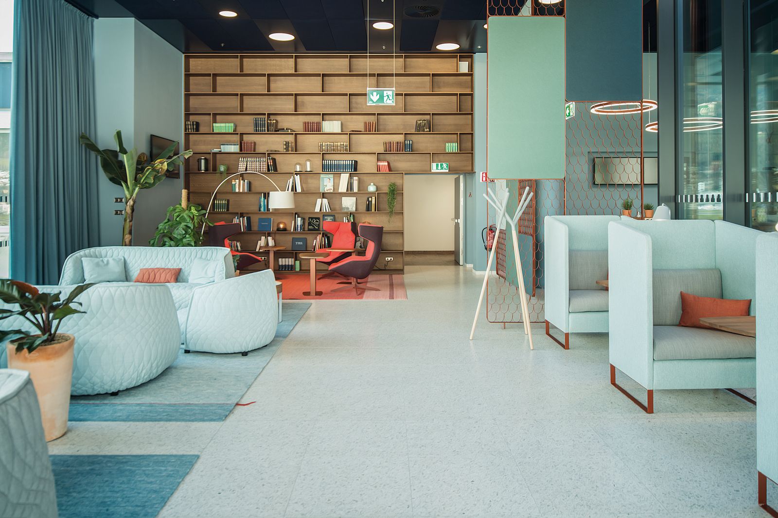 Ist das noch Alpenchic? Nina Mairs Innsbrucker Flughafenlounge zeigt, wie elegant und bequem man heute im Tiroler Stil auf's Flugzeug warten kann.