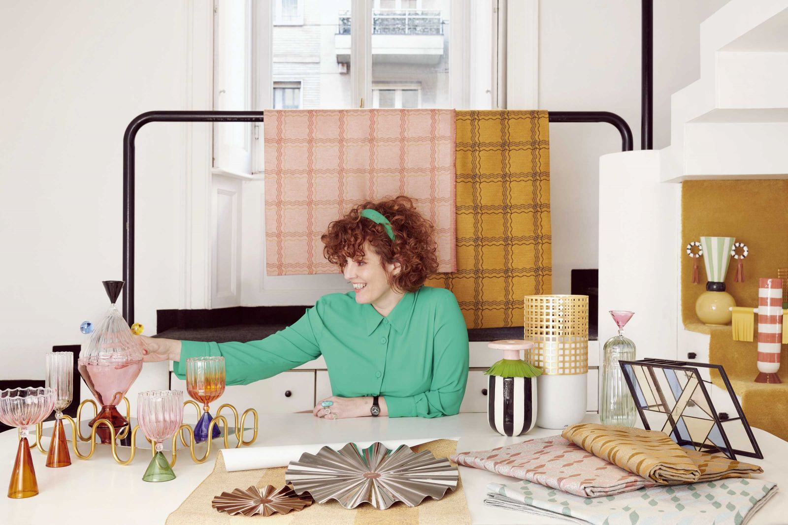 Serena Confalonieri studierte erst Architektur am Mailänder Politecnico, bevor sie im Designstudium endlich ihre Liebe zu opulent eingesetzten Farben und Grafiken ausleben konnte. Foto: Andrea Agrati.