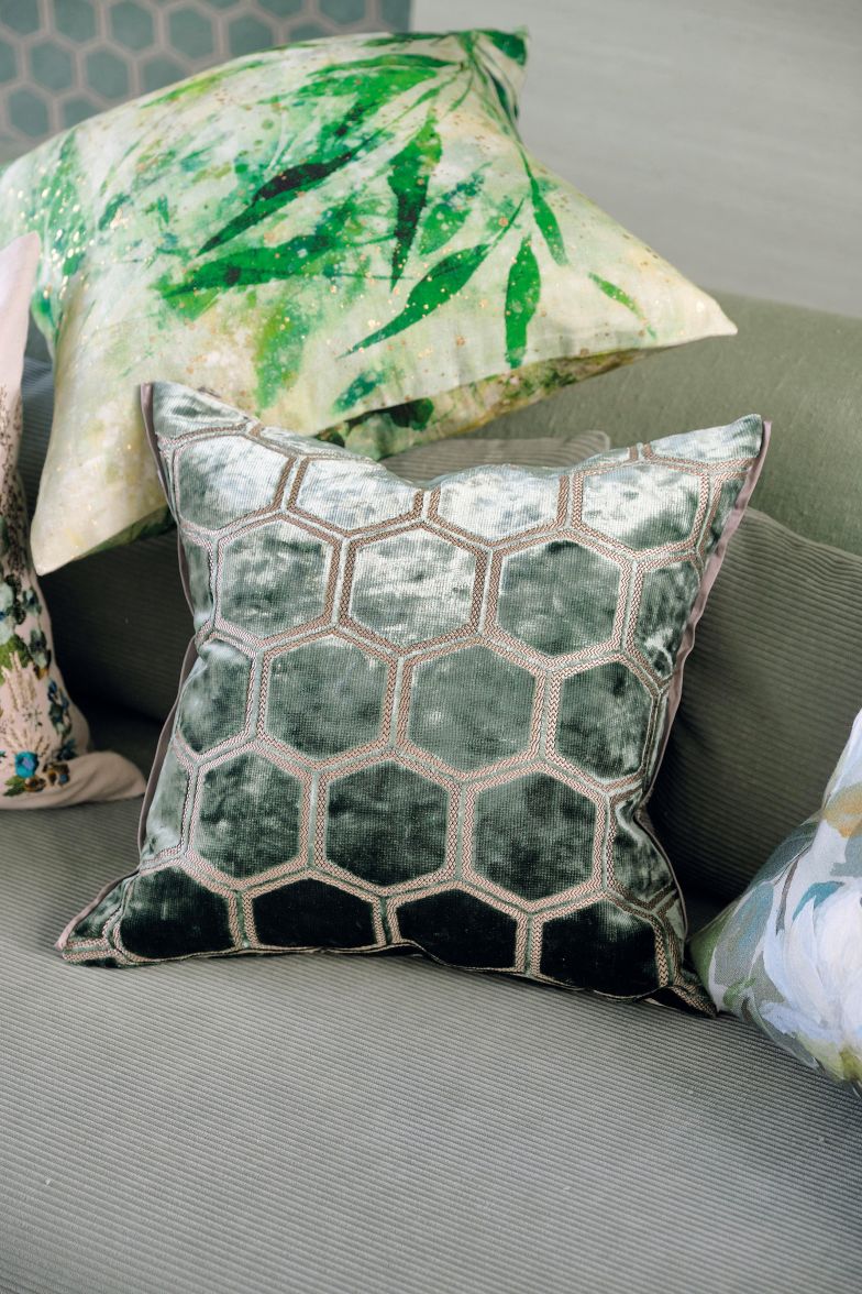 Für ihre Kissen wählt sie gerne persönlich den richtigen Ausschnitt. Die dichten Samtstoffe «Jardin Chinois Jade» und «Manipur» gehören ebenfalls zur diesjährigen Frühjahrskollektion, die man jetzt auch bei Karin Grossenbacher und Doina Jung von Al Lago Interiors im Showroom in Rüschlikon persönlich begutachten kann. AL LAGO INTERIORS AG.