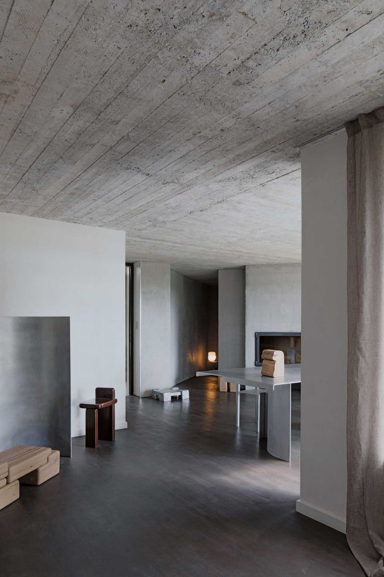 Als Showroom wie gemacht: Linde Freya ­Tangelder kaufte ein Haus des belgischen Architekten Jozef Lietaert aus dem Jahr 1967 und reduzierte es bis auf die Basis-Strukturen. Im Haus befindet sich auch ihr Studio. Foto Eline Willaert