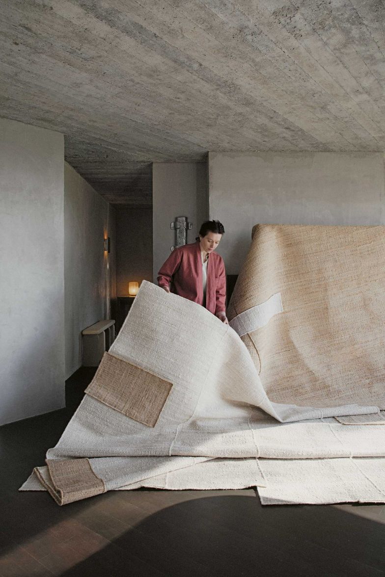 Die Designerin stellte in Mailand an der Design Week 2025 ihre erste Jute-Teppichkollektion vor. «Monograph» entstand zusammen mit CC-Tapis. Foto Eline Willaert.