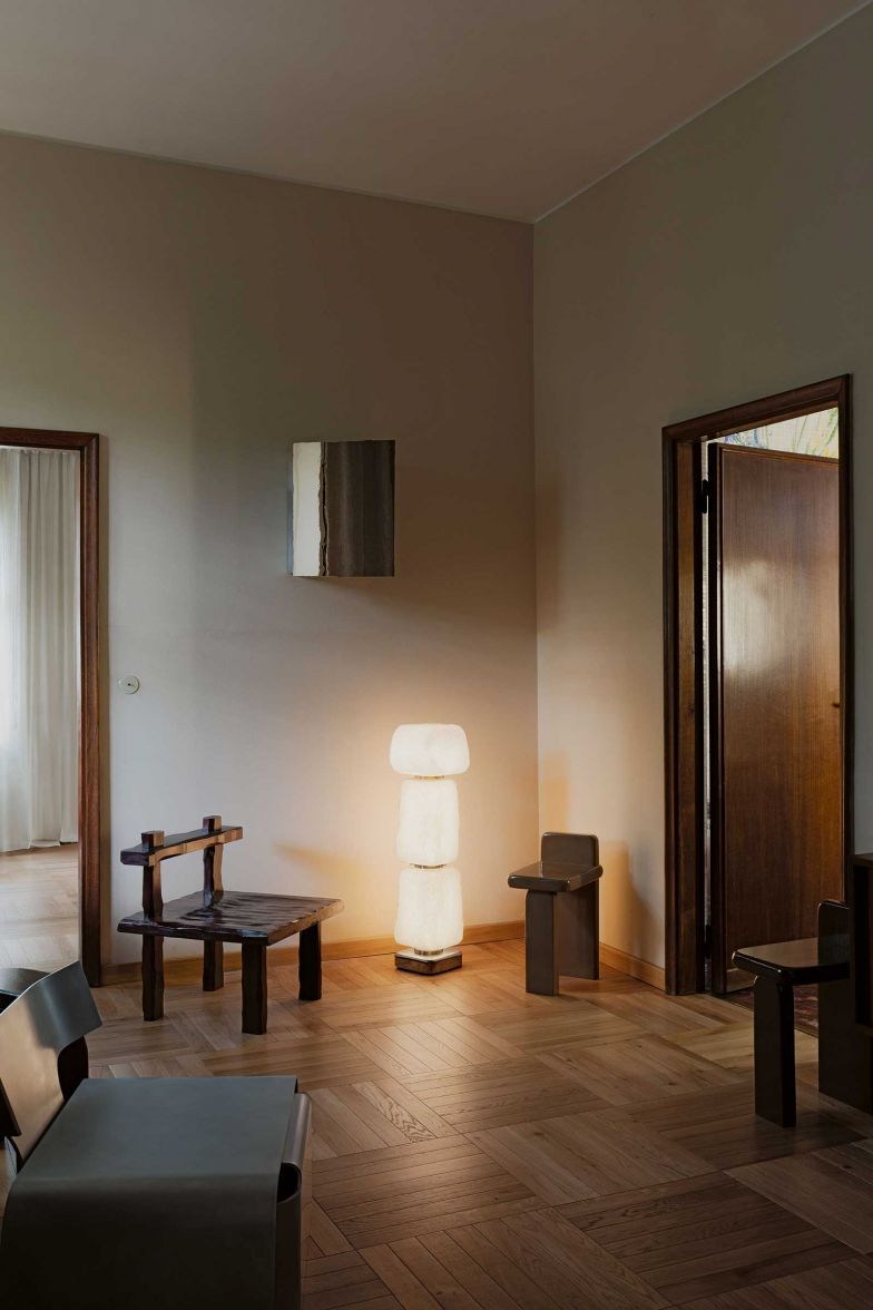 Die Leuchte «Wax, Stone, Light» für Cassina besteht aus drei unregelmässigen Kuben aus mundgeblasenem Murano-­Glas, die mit Wachs bearbeitet werden. Die Inspiration dazu entstand während einer von Cassina unterstützten Residency. Foto Eline Willaert.