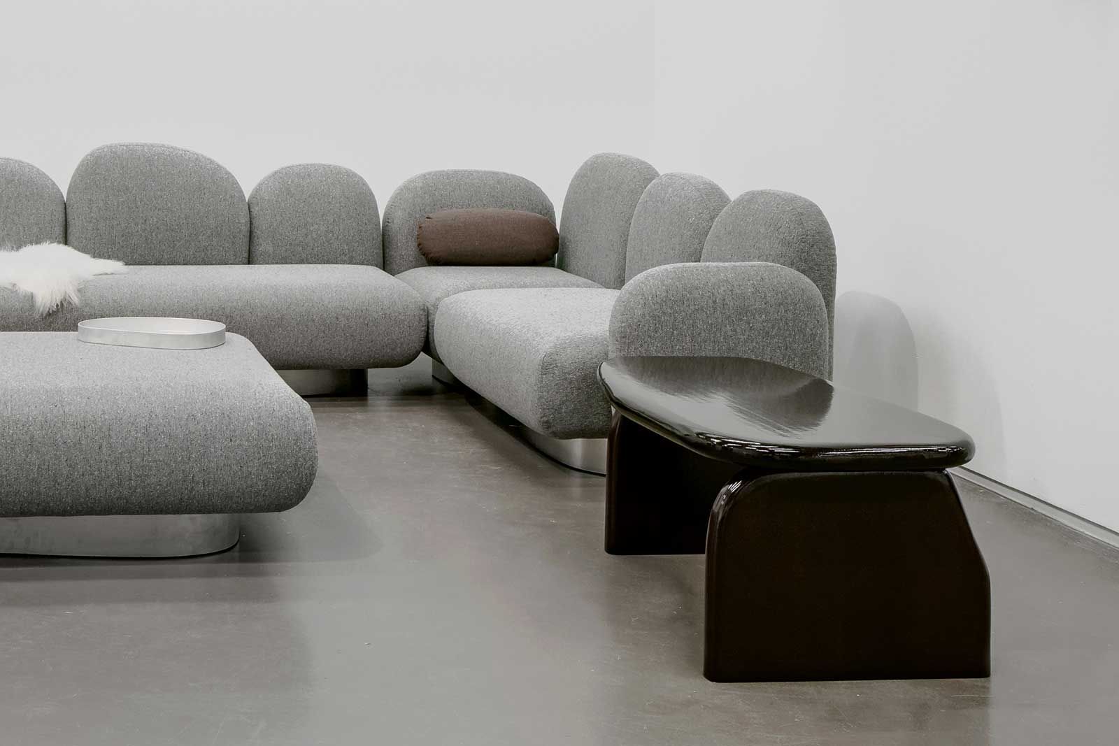 Diese modulare Sofa-Kollektion mit dem ­Namen «Assemble» hält, was der Name verspricht: Die verschiedenen Elemente, deren Form an Seifenreste oder auch Kieselsteine erinnert, lassen sich frei kombinieren. Und sind dabei extrem komfortabel.