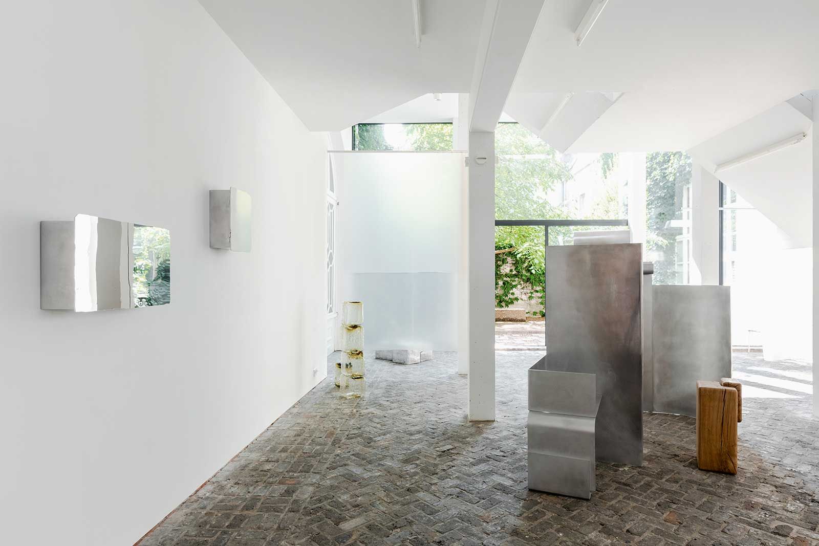 In ihrer ersten Soloausstellung in einer Antwerpener Galerie reflektierte Linde Freya Tangelder, wie Architektur seit jeher ihre Arbeit prägt. Sie liebt historische und kulturell viel­fältige Bauten – und übersetzt diese Liebe in skulpturale Möbelstücke, die mit ihrer ganz eigenen Struktur und Materialität menschliche Bedürfnisse befriedigen wollen.