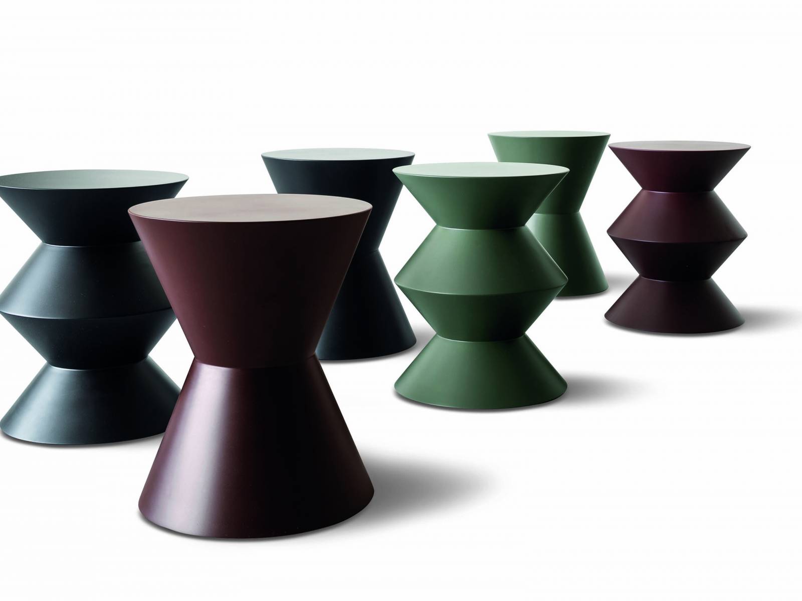 Beistelltisch, Hocker oder Dekorationselement – «Cesar» ist ein Wohn-accessoire, dessen Vielseitigkeit seit 15 Jahren gut ankommt. Deshalb wurde die Farbpalette des Möbels von Rodolfo Dordoni immer wieder erweitert. Zuletzt um eine glänzende Ausführung in Puderrosa und die drei matten Farbtöne Salbei, Bordeaux und Mokka. Minotti. 