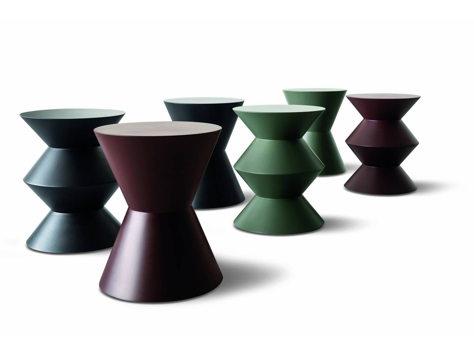 Beistelltisch, Hocker oder Dekorationselement – «Cesar» ist ein Wohn-accessoire, dessen Vielseitigkeit seit 15 Jahren gut ankommt. Deshalb wurde die Farbpalette des Möbels von Rodolfo Dordoni immer wieder erweitert. Zuletzt um eine glänzende Ausführung in Puderrosa und die drei matten Farbtöne Salbei, Bordeaux und Mokka. Minotti. 