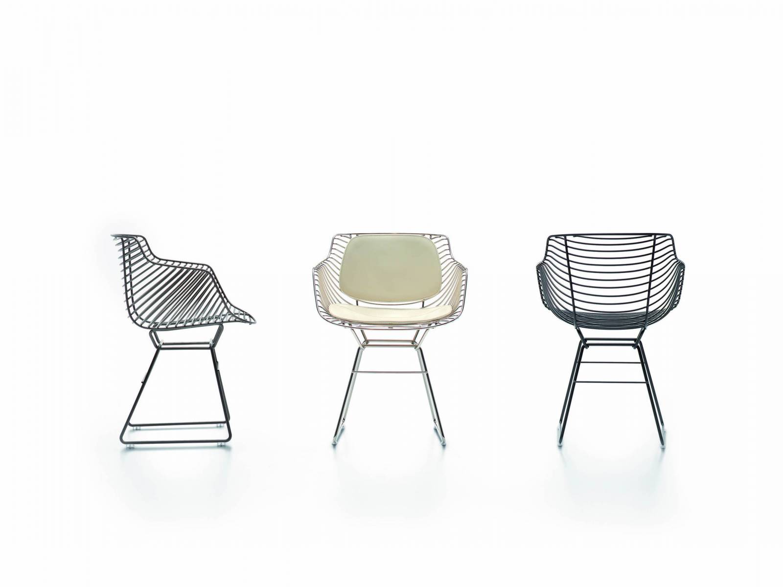 Zum zehnten Geburtstag präsentiert Jean Marie Massaud eine neue Version seiner Stuhl-Ikone «Flow». Die Sitzschale des Schmuckstücks ist nicht wie gewohnt aus Polycarbonat, sondern aus Stahldraht. Tatsächlich erinnert «Flow Filo» an die filigrane Arbeit eines Goldschmieds — er wird durch das Verflechten und Schweissen von dünnen Drähten aus Edelmetall hergestellt. MDF. 