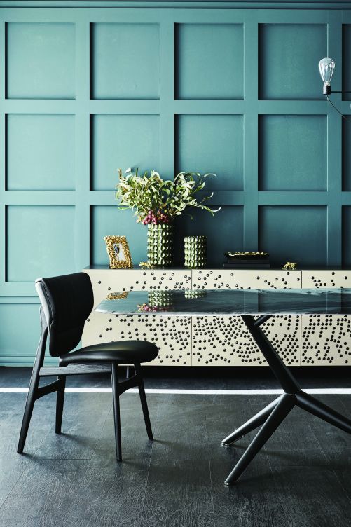 «Atlantis Crystalart» gehört zu den Tischen, auf denen Tischdecken tabu sind. Entgegen seiner Optik besteht die Platte nicht aus Naturstein, sondern aus 12 Millimeter starkem, mit einem Kunstdruck versehenem Glas. Die polierte Oberfläche spiegelt die entsprechende Wandfarbe. Von Paolo Cattelan. Cattelan.