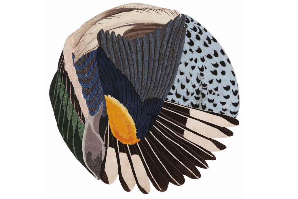 Seit Jahren nutzt Maarten De Ceulaer die Zeichnungen bekannter Ornithologen als Inspirationsquelle. Für seine Kollektion Feathers hat er entsprechende Bilder gescannt, Teile isoliert und digital neu arrangiert. Die Collagen wurden dann in raffinierte Teppiche übersetzt und aus Himalaya-Wolle bzw. Seide handgeknüpft. CC-Tapis.