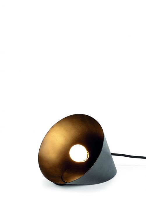 Die stimmungsvolle Leuchte «Collar» stammt aus der Feder des jungen Designers Felix Roobrouck. Name und Kegelform erinnern an den weissen Kragen, den manche Hunde im Krankheitsfall tragen müssen. Abgesehen davon ist «Collar» ein schlichtes Objekt aus Stahl mit matter Pulverbeschichtung, das durch die glänzende Innenseite für eine gefällige Lichtreflexion sorgt. Serax.