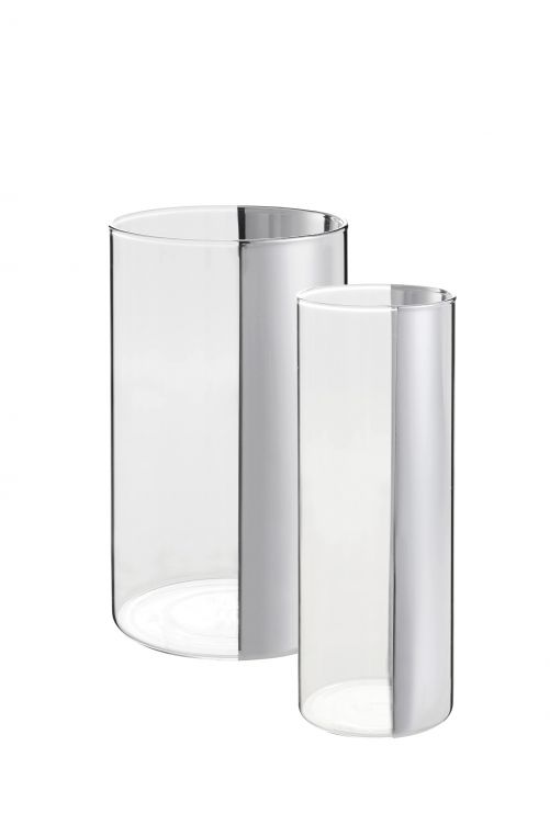 Befüllt mit Blumen, Zweigen, oder aber in ihrer puren Gestalt – das zarte Objekt interagiert mit seiner Umgebung und entfaltet dabei seine besondere Wirkung: Vase «Illusion» von Designerin Anna Weber erzeugt durch das Zusammenspiel von Glas und Metall eine Reflexion sowie eine räumliche Dopplung des Blumenarrangements. Erhältlich in zwei Grössen. Bolia.