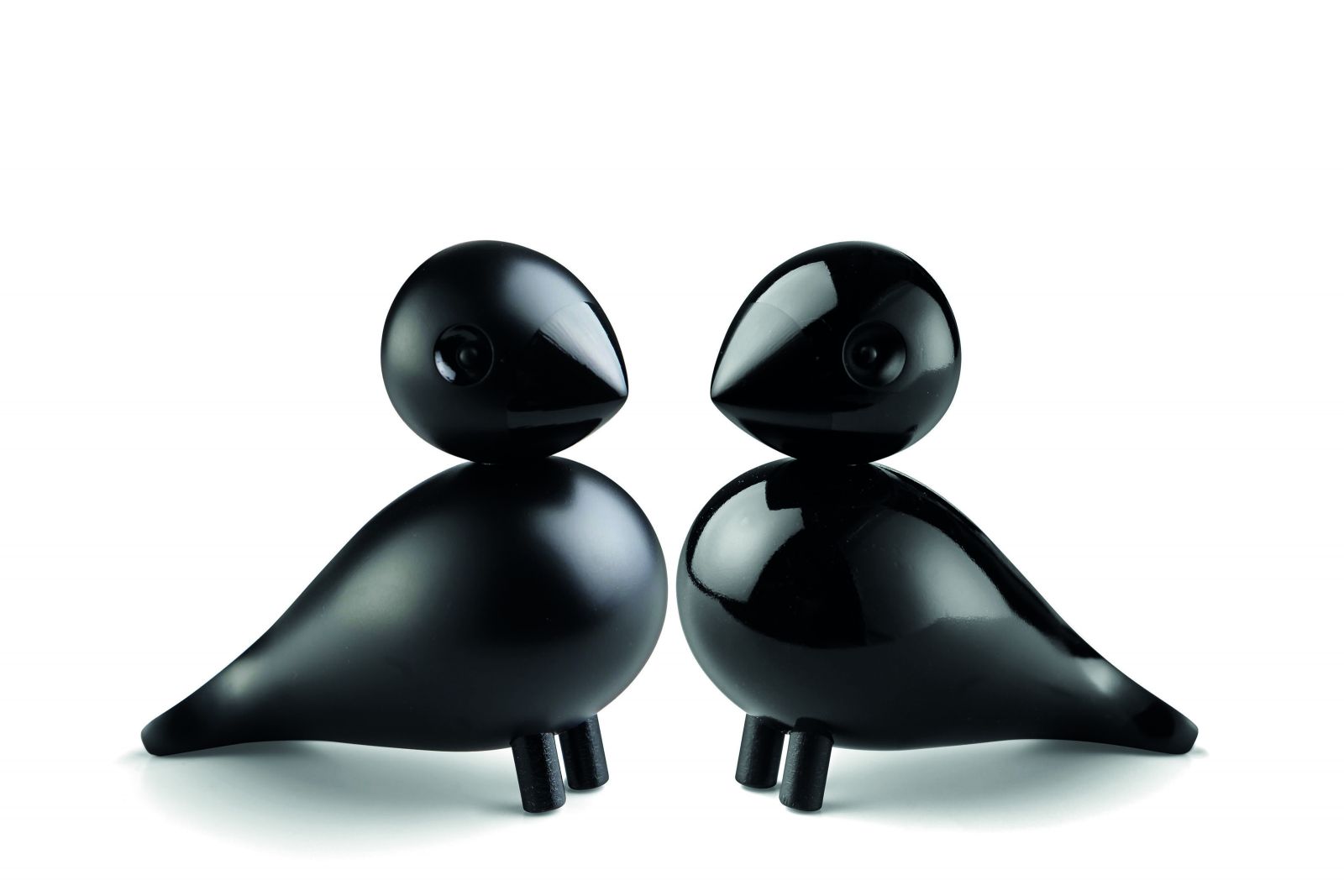 Das turtelnde Taubenpaar gehört zur beliebten umfangreichen Tierwelt des dänischen Designers Kay Bojesen, der mit seiner gebrauchsfreundlichen und modernen Formensprache zu den ganz grossen dänischen Funktionalisten zählte. Bekannt wurde er vor allem durch eben jene Holztiere, die er einst für die Marke Rosendahl fertigte. Das Paar «Turtle Doves» ist neu in glänzendem Schwarz erhältlich. Kay Bojesen.