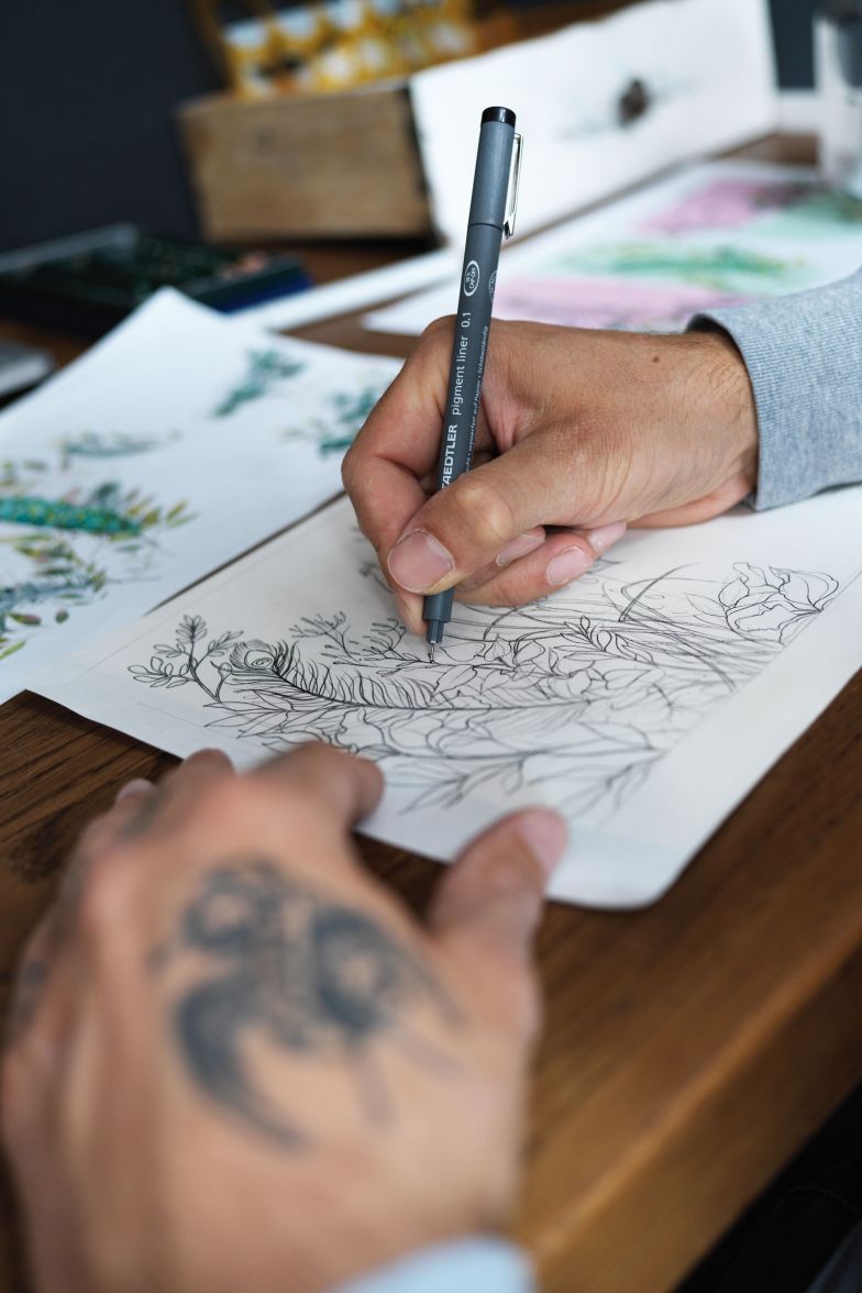 Von der Zeichnung zum Sessel: Die Dreidimensionalität des fertigen Werkstücks bedenkt Christian Trzaska von Anfang an mit.