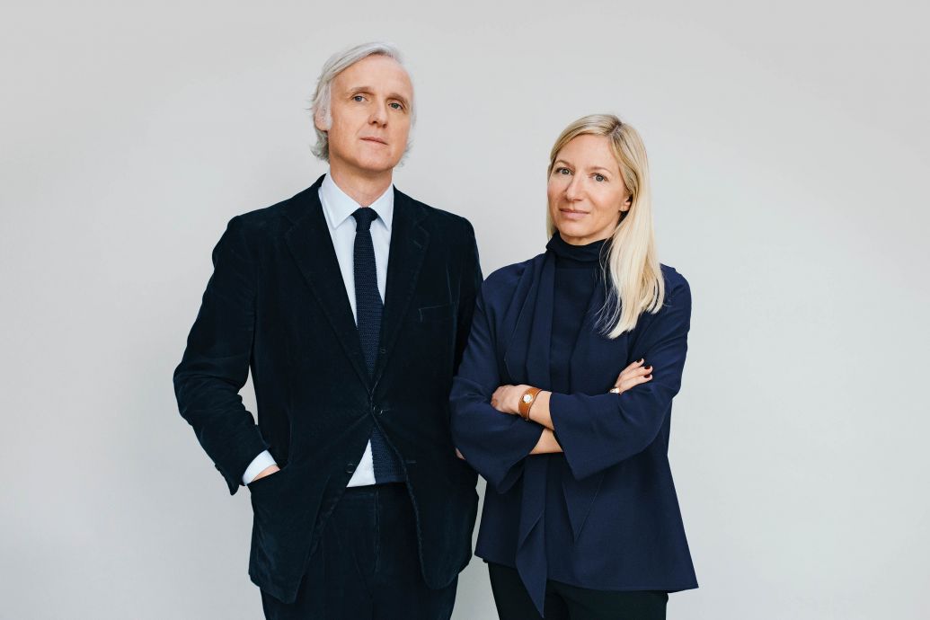 Die künstlerische Leitung der Kollektion Hermès Maison, zu welcher auch Möbel zählen, unterliegt Architektin Charlotte Macaux Perelman und dem Kunstkurator und Verleger Alexis Fabry.