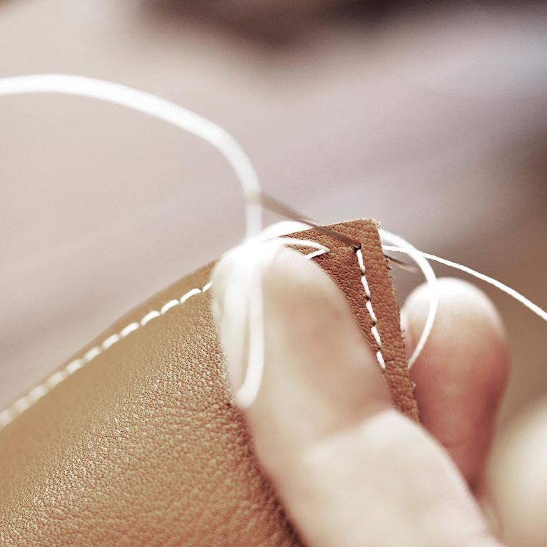 Als gelernter Sattler gründete Thierry Hermès das Unternehmen im Jahr 1837 in Paris. Bis heute ist Hermès bekannt für die kunstvolle Verarbeitung hochwertigen Leders, die vorwiegend in Frankreich stattfindet.