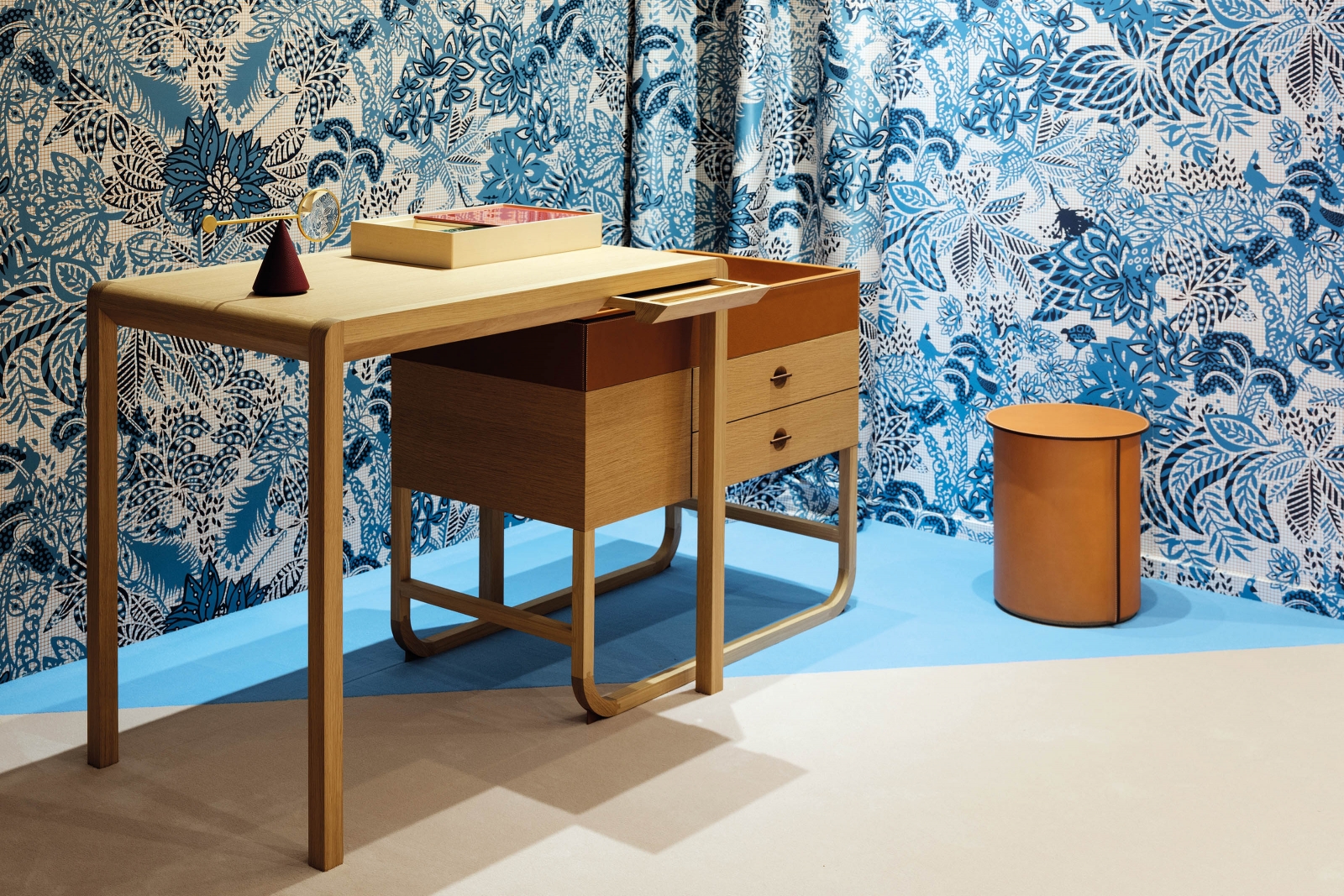 Die Kollektion Équipages d’Hermès basiert auf der einfachen Idee, jedem Möbelstück einen Nutzen zuzuschreiben. Darunter der mit Leder bezogene Hocker «Bouchon» oder der Schreibtisch «Attelage» aus Eichenholz und Leder, der nach Belieben angepasst werden kann.