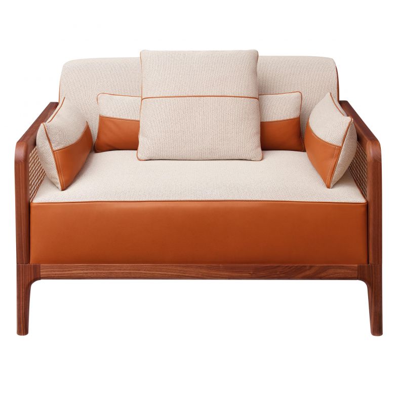 Zum umfangreichen Sortiment der Luxusmarke, die bereits seit sechs Generationen in Familienhand liegt, zählen auch Polstermöbel, wie der Sessel «Sellier». Die Sitz- und Rückenpolster aus geflammtem Gewebe in Zimt und Jungstierleder in Rehbraun werden umrahmt von einer Struktur aus Canaletto-Nussbaumholz mit Cannage-Paravent.