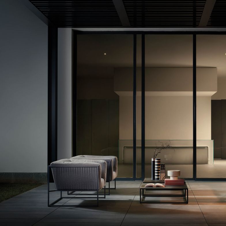 In diesem Jahr wurde erstmals eine Outdoor-Kollektion lanciert, für die der spanische Architekt Ramón Esteve als auch der französische Designer Jean-Marie Massaud ihr Können zum Besten gaben. Tisch «Arpa Low Table» von Ramón Esteve, Sessel «Neil Twist» von Jean-Marie Massaud.