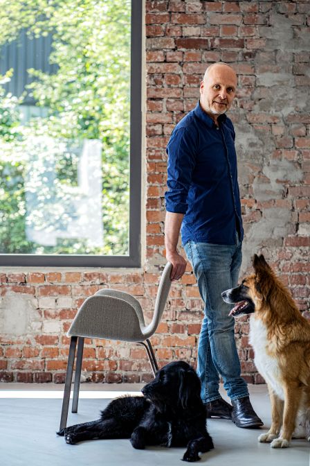 Architekt Bernhard Müller gründete 1993 das Unternehmen More, um zeitlose Möbel zu entwickeln, die ihre BesitzerInnen Jahre und Jahrzehnte begleiten. 