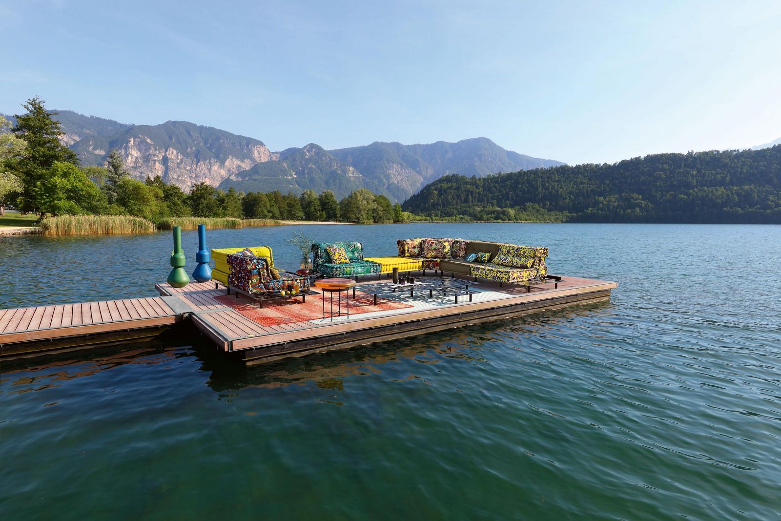 Die Sofa-Ikone «Mah Jong» von Hans Hopfer wurde erstmals 2019 als Outdoor-Version vorgestellt. Hier ist sie in der Komposition von Jean Paul Gaultier zu sehen, die zum 50. Jubiläum des Sofas lanciert wurde. Foto: Michel Gibert et Baptiste Le Quiniou.