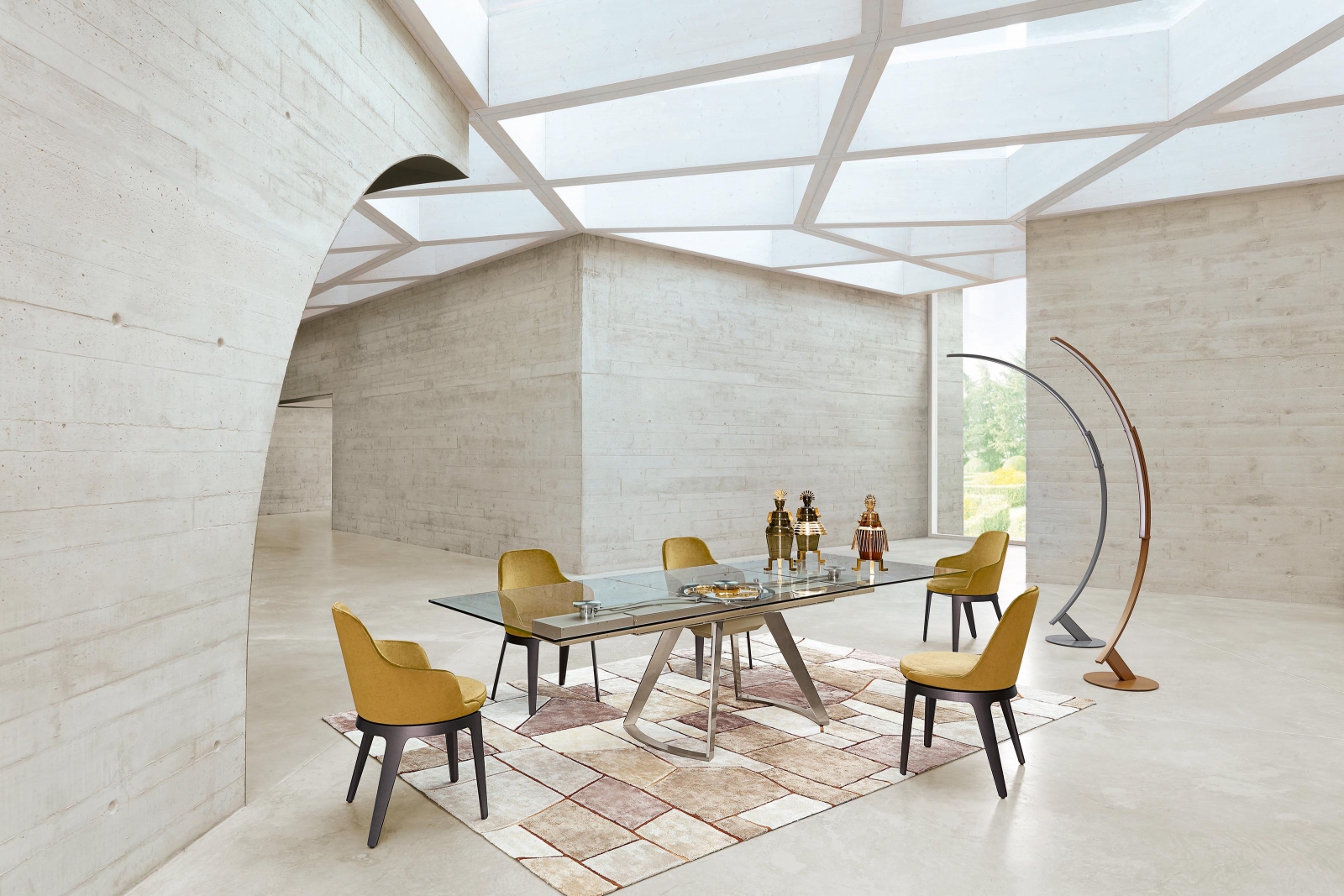 Neben der Zusammenarbeit mit externen GestalterInnen zeichnet auch die interne Designabteilung für zahlreiche Entwürfe verantwortlich, darunter die Esszimmerkollektion «Astrolab». Foto: Michel Gibert.