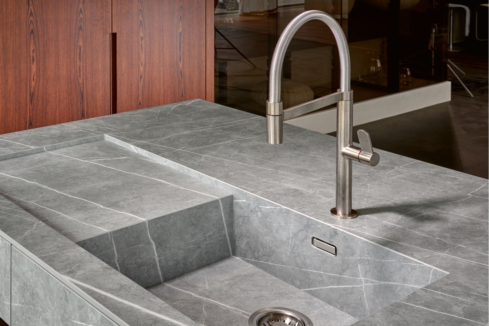 Die Auswahl an Oberflächendesigns bei Keramikabdeckungen könnte kaum grösser sein. Im Bild: «Zaha Stone». 