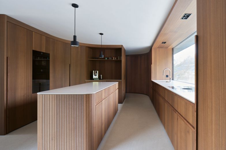Die Küche des Objekts «Haus am Hollenweg» bekam den Swiss Kitchen Award 2023 in Bronze der Kategorie Umbau. Neben den Schreinerarbeiten aus Eichenholz trägt die Keramikabdeckung von Neolith in der Farbe Pietra di Osso zum edlen Erscheinungsbild bei. Projekt: Schreinerei Weber AG, Seewen und Staehelin Meyer Architektur AG, Basel. Foto: Morris Schmid.