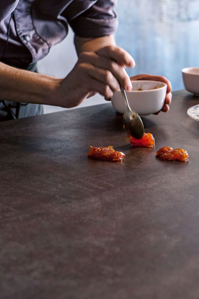 ...oder «Iron Copper». Ebenso vielseitig ist die ­Verwendung von Keramikoberflächen; sie reicht von Innenräumen über Aussenfassaden bis hin zu Möbeldesign.