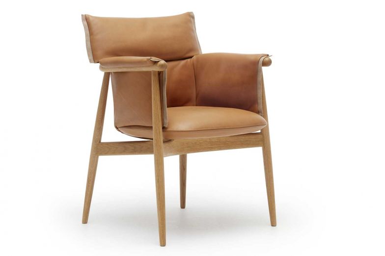 Das ist skandinavisches Design, made an der Donau. Aus dem «Embrace Lounge Chair» von Carl Hansen & Søn mag man gar nicht wieder aufstehen. 