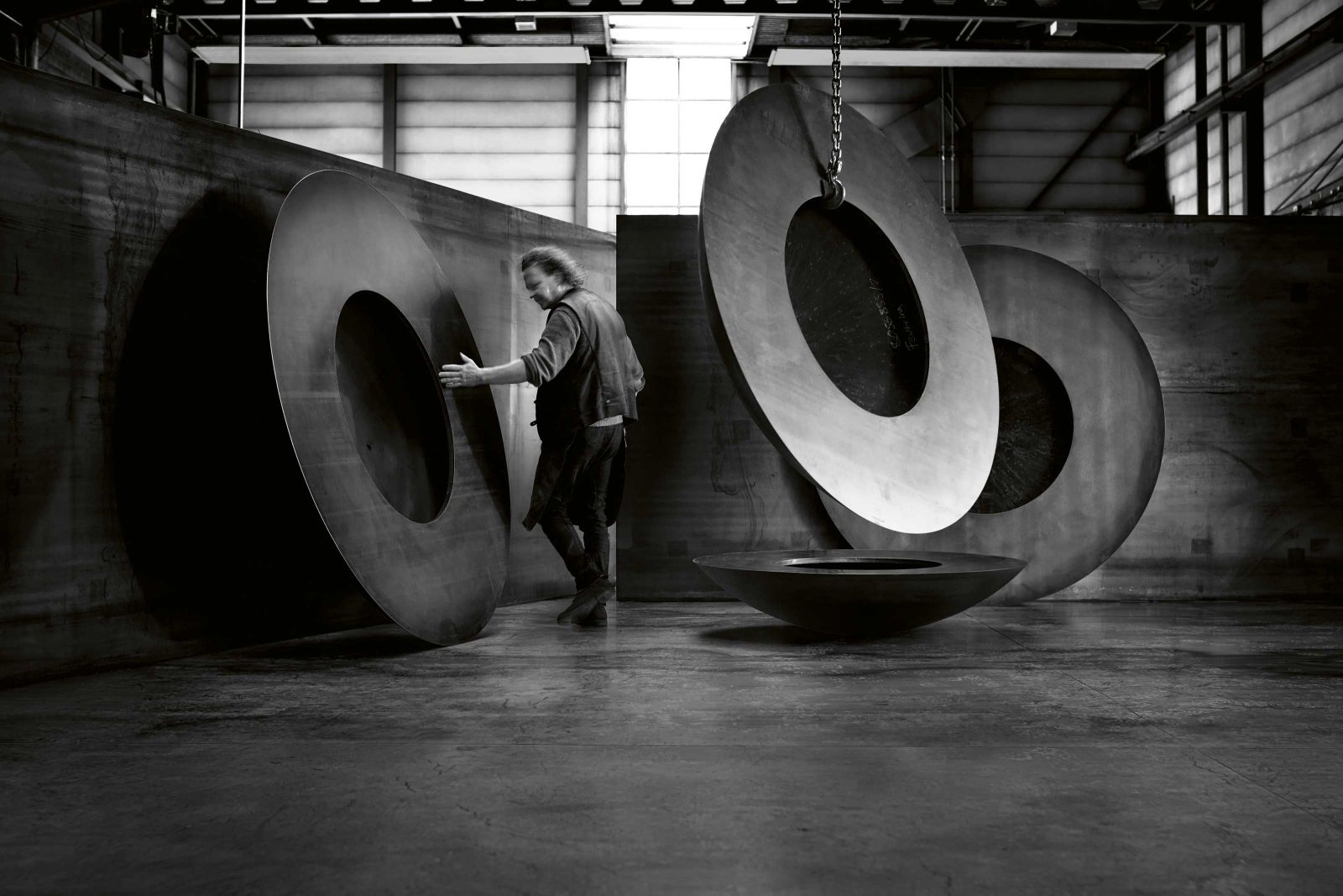 «Luna Grande» heisst die neuste Variante des Feuerrings, die flach ist, bei vergleichsweise grossem Durchmesser. Sie ist das Segment einer Kugel, wobei Andreas Reichlin die Höhe anhand des Raumes festlegt, in dem das Objekt seinen Platz findet. Foto: Sylvan Müller.