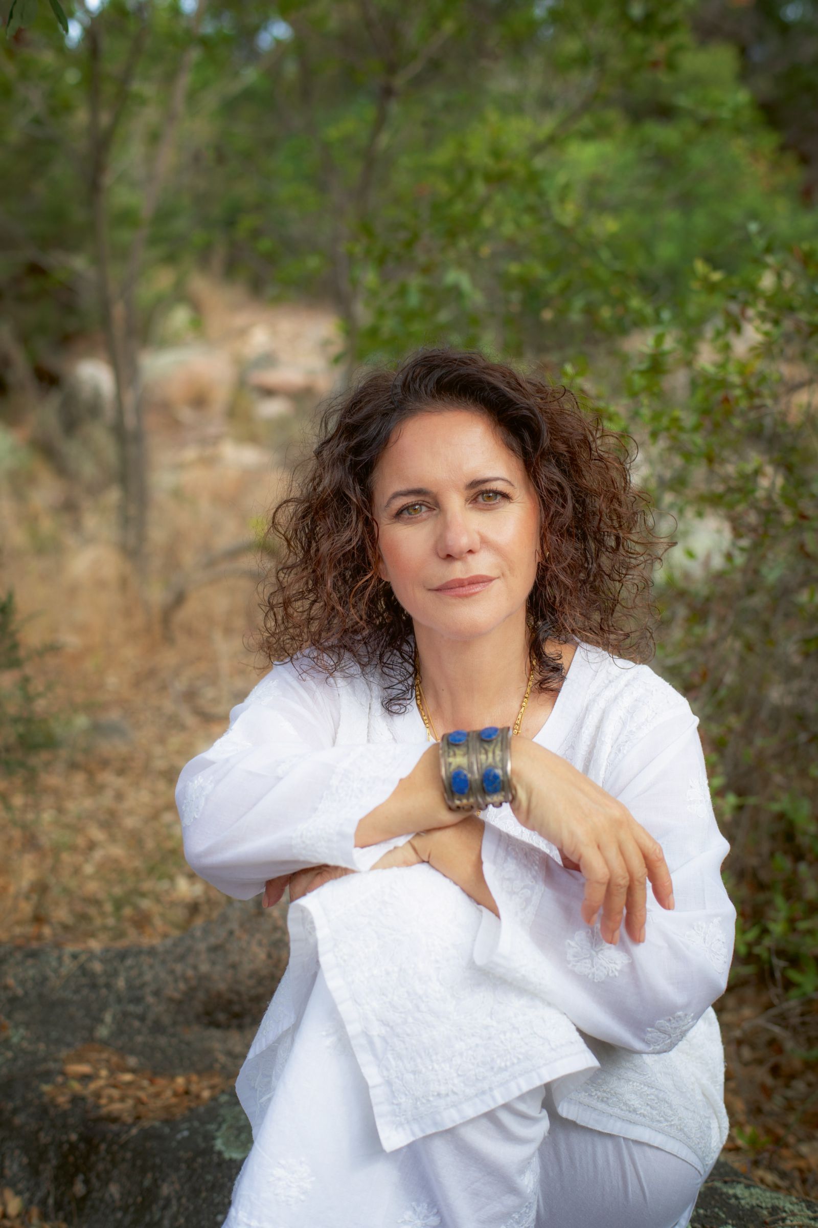 Camilla Fischbacher, Kreativdirektorin des Textilediteurs, ist halb Iranerin, halb Amerikanerin. Sie wurde im Iran geboren, verbrachte dort ihre ersten Lebensjahre und fühlt sich bis heute von der reichen Kultur des Landes beeinflusst.