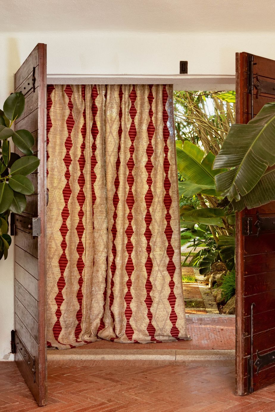 Die Rohseidenmischung «Jinpa Diamond» ziert eine aufwändige Rautenstickerei. Für die Umsetzung des Dessins werden die Techniken der Crewel- und Soutage-Stickerei verwendet.