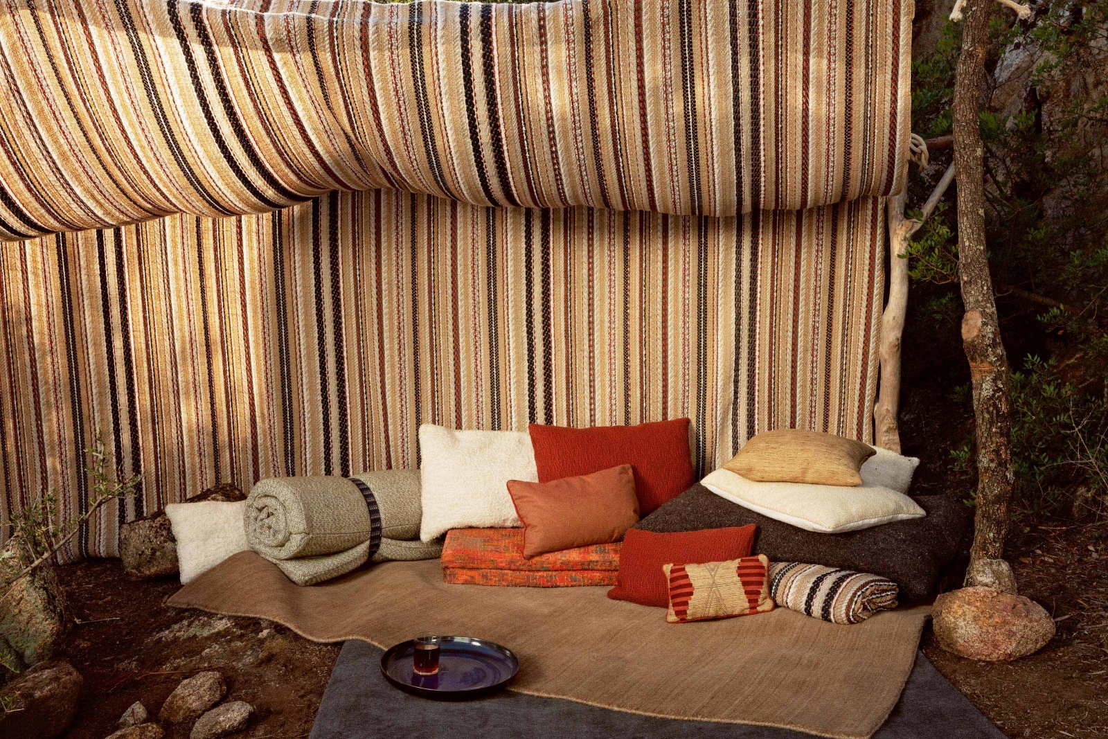 «Qashqai» ist eine Hommage an die reiche Textiltradition der Qashqai-NomadInnen. Seine Streifen und der hand-ewebte Charakter erinnern an die traditionellen Stoffe des gleichnamigen Nomadenvolkes.