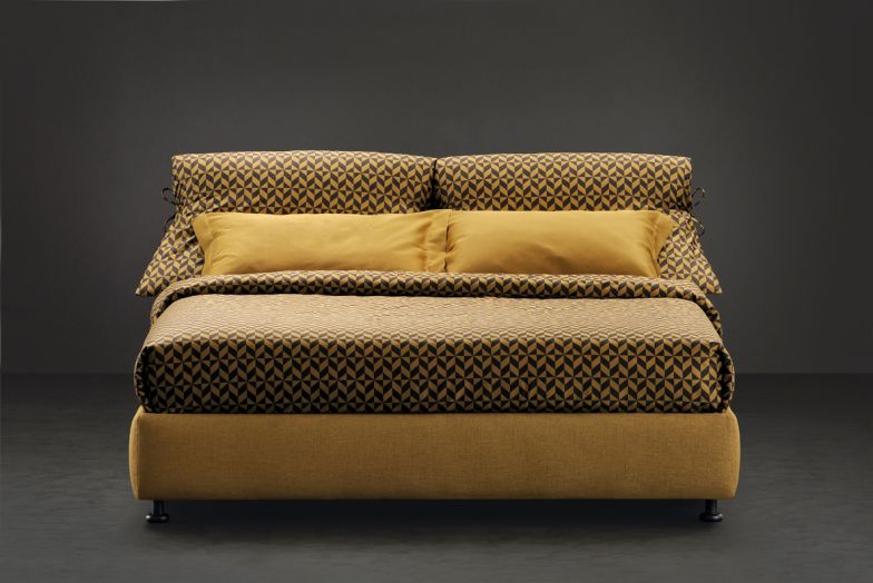 Jubiläums-Edition einer Version von 1978, bei welcher der Bezug des Kopfteils auf die Bettwäsche abgestimmt ist. Hier aus der Kollektion 2018 «Antique Gold».