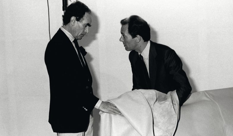 Vico Magistretti, Designer von «Nathalie» und der Gründer von Flou, Rosario Messina, prüfen Stoffe für den Bettprototyp.